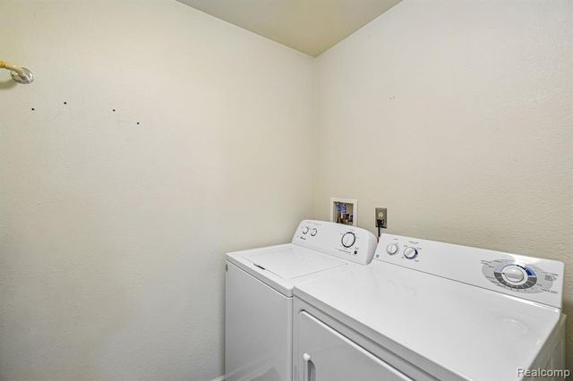 15240 Silver Parkway APT 306, Fenton, MI 48430