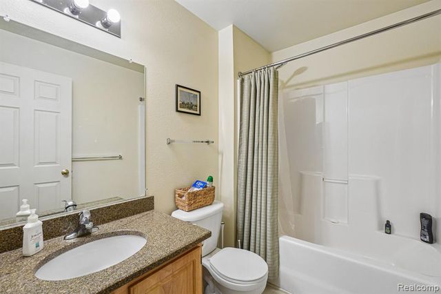 15240 Silver Parkway APT 306, Fenton, MI 48430