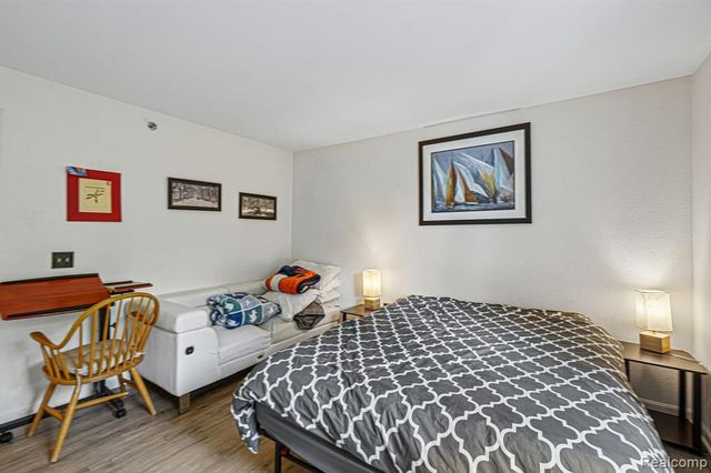 15240 Silver Parkway APT 306, Fenton, MI 48430