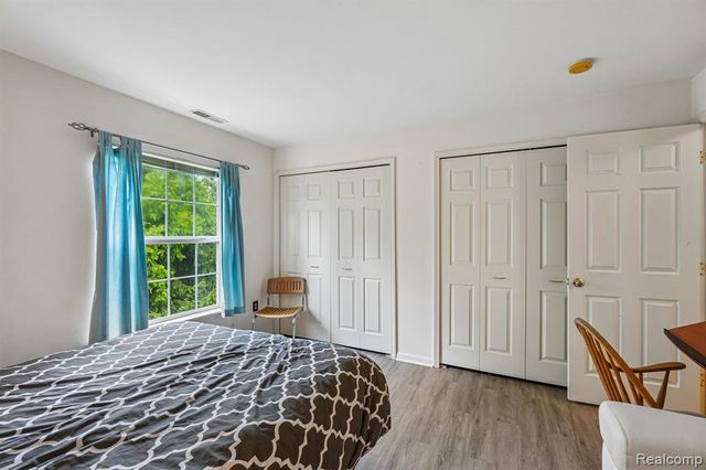 15240 Silver Parkway APT 306, Fenton, MI 48430