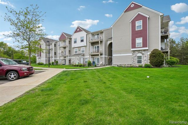 15240 Silver Parkway APT 306, Fenton, MI 48430