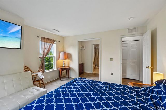 15240 Silver Parkway APT 306, Fenton, MI 48430