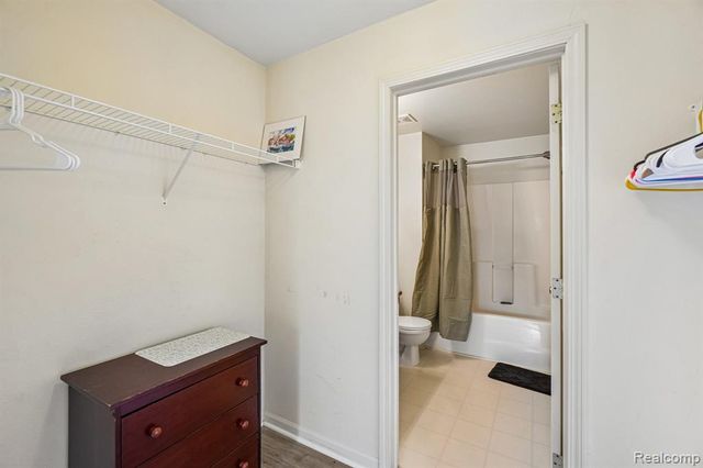 15240 Silver Parkway APT 306, Fenton, MI 48430