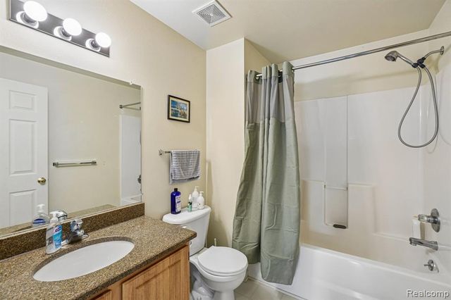 15240 Silver Parkway APT 306, Fenton, MI 48430