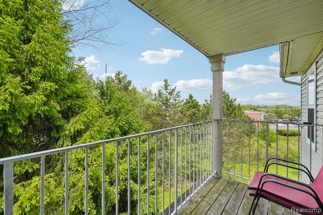 15240 Silver Parkway APT 306, Fenton, MI 48430