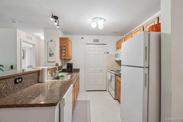 15240 Silver Parkway APT 306, Fenton, MI 48430