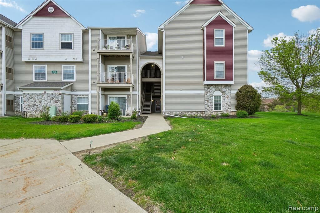 15240 Silver Parkway APT 306, Fenton, MI 48430
