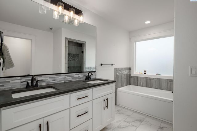 1315 E 19th Ave, Kennewick, WA 99337