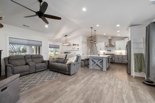 1315 E 19th Ave, Kennewick, WA 99337