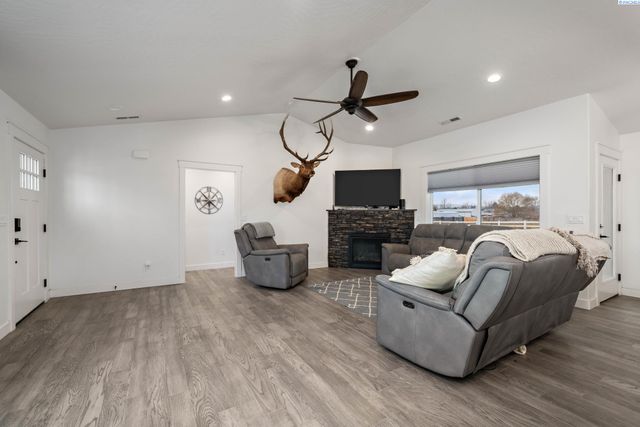 1315 E 19th Ave, Kennewick, WA 99337