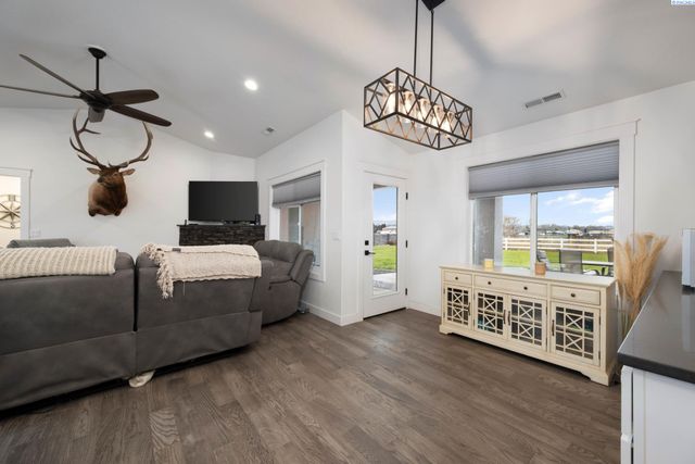 1315 E 19th Ave, Kennewick, WA 99337