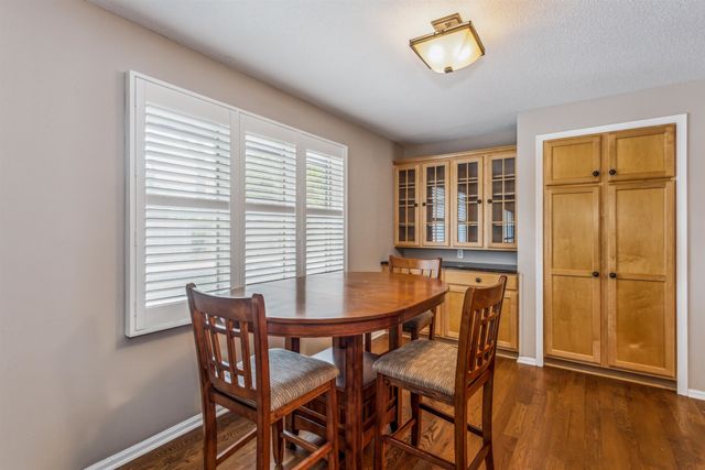 8509 E Stoneridge Ln, Wichita, KS 67206