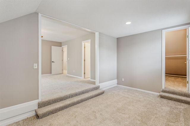 8509 E Stoneridge Ln, Wichita, KS 67206