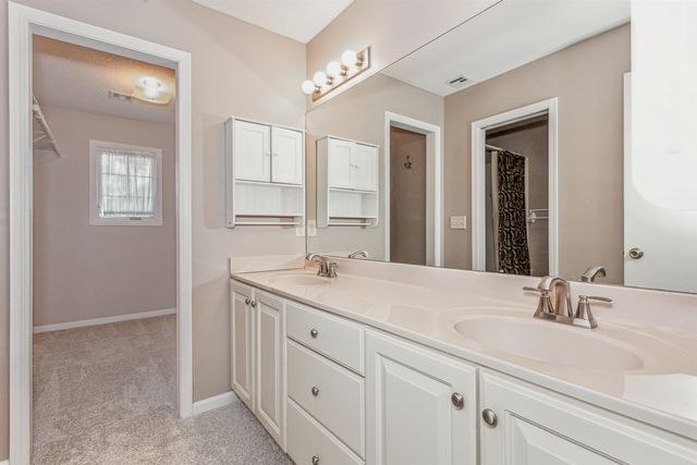 8509 E Stoneridge Ln, Wichita, KS 67206