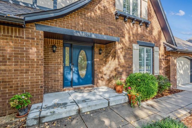 8509 E Stoneridge Ln, Wichita, KS 67206