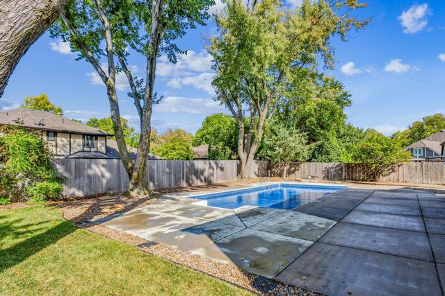 8509 E Stoneridge Ln, Wichita, KS 67206