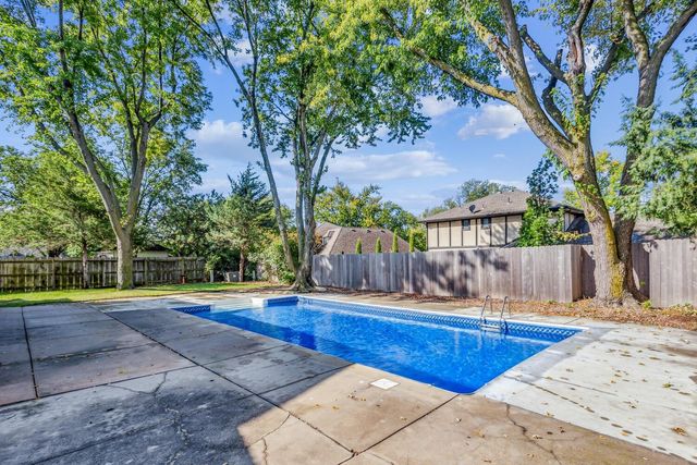 8509 E Stoneridge Ln, Wichita, KS 67206