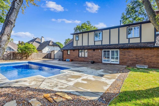 8509 E Stoneridge Ln, Wichita, KS 67206