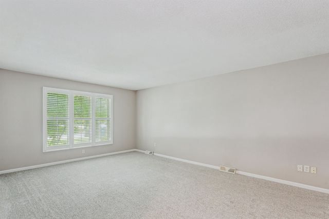 8509 E Stoneridge Ln, Wichita, KS 67206