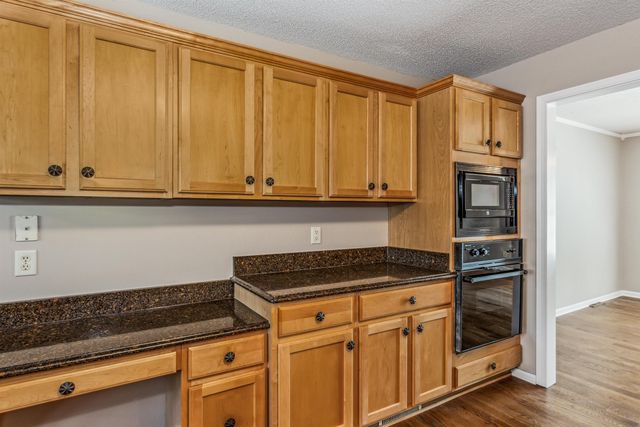 8509 E Stoneridge Ln, Wichita, KS 67206