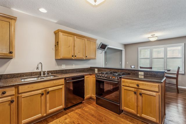 8509 E Stoneridge Ln, Wichita, KS 67206