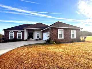 112 Cannondale Cir, Cowarts, AL 36321