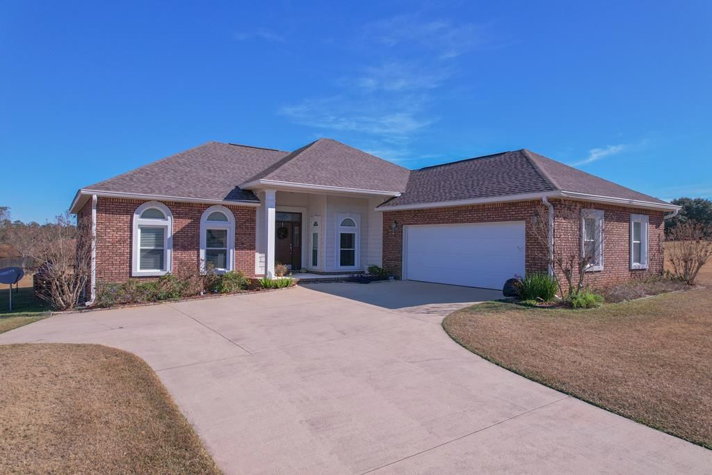 112 Cannondale Cir, Cowarts, AL 36321