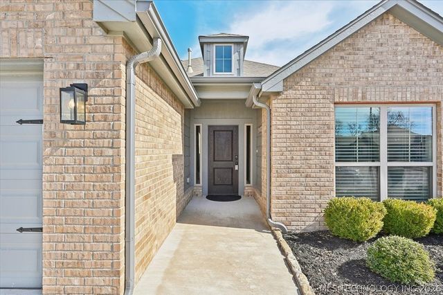 5433 Skylane Drive, Sand Springs, OK 74063