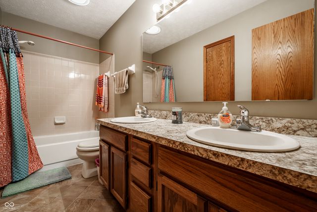 1642 Waterford Drive, Zionsville, IN 46077