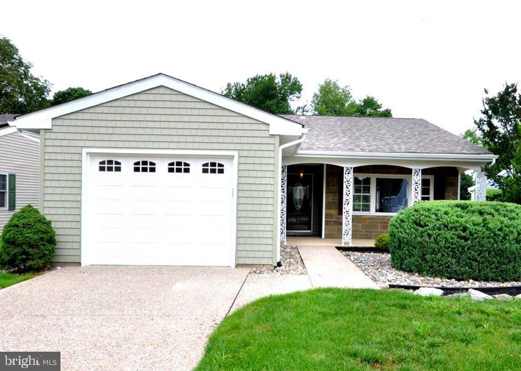 16 THORNBURY PL, Southampton, NJ 08088