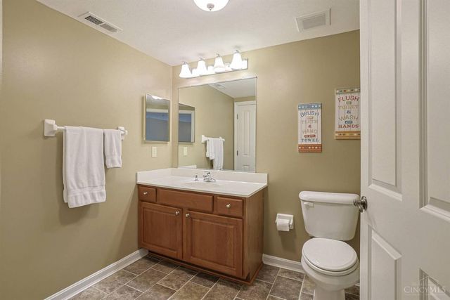 206 Edinburgh Lane, Springdale, OH 45246