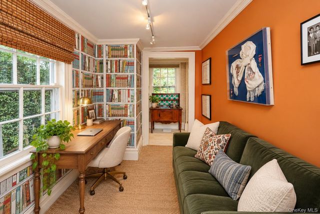 80 E Broadway, Roslyn, NY 11576