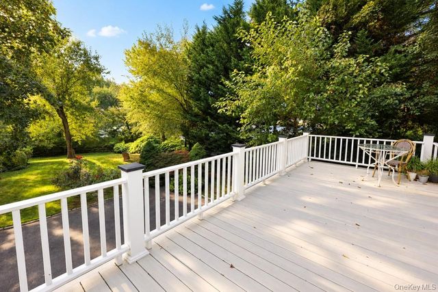 80 E Broadway, Roslyn, NY 11576