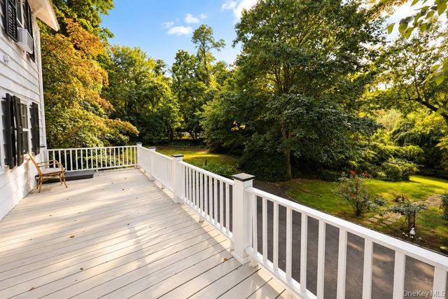 80 E Broadway, Roslyn, NY 11576
