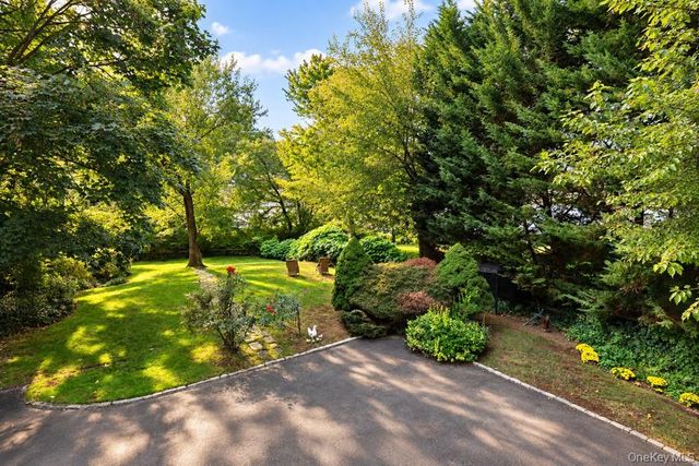80 E Broadway, Roslyn, NY 11576