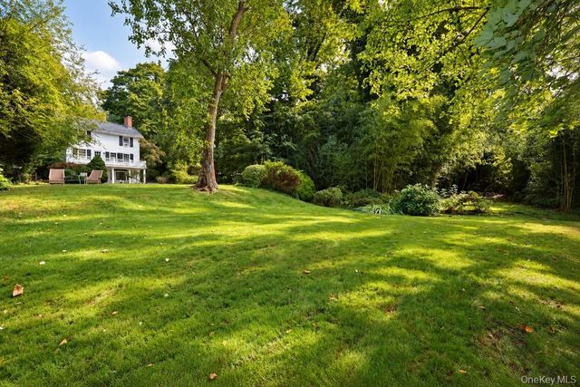 80 E Broadway, Roslyn, NY 11576