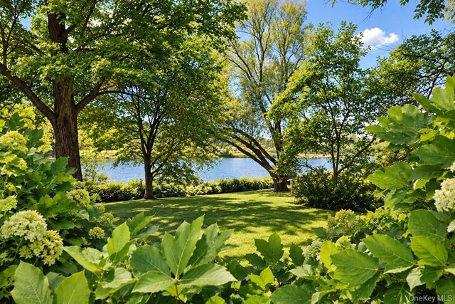 80 E Broadway, Roslyn, NY 11576