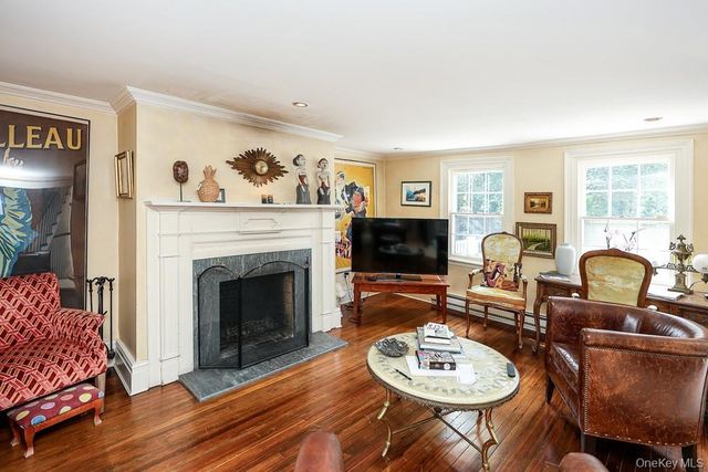 80 E Broadway, Roslyn, NY 11576
