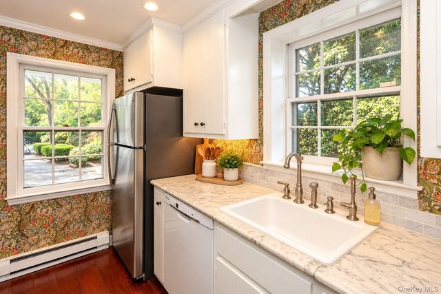 80 E Broadway, Roslyn, NY 11576