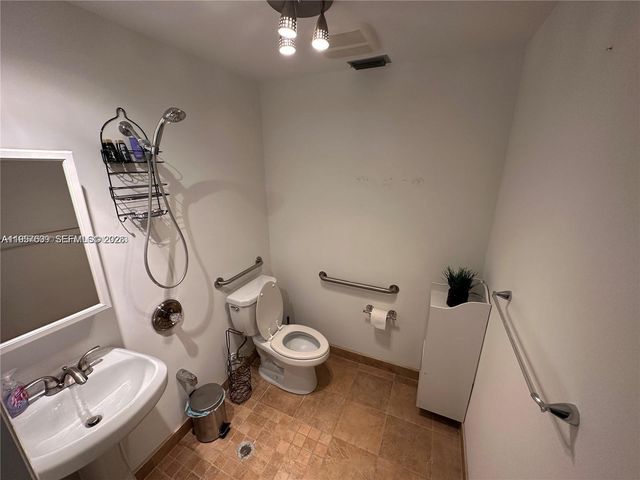 6187 NW 167th St H18, Hialeah, FL 33015