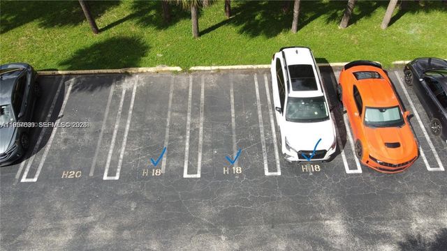 6187 NW 167th St H18, Hialeah, FL 33015