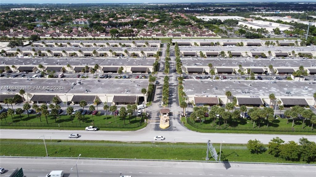 6187 NW 167th St H18, Hialeah, FL 33015