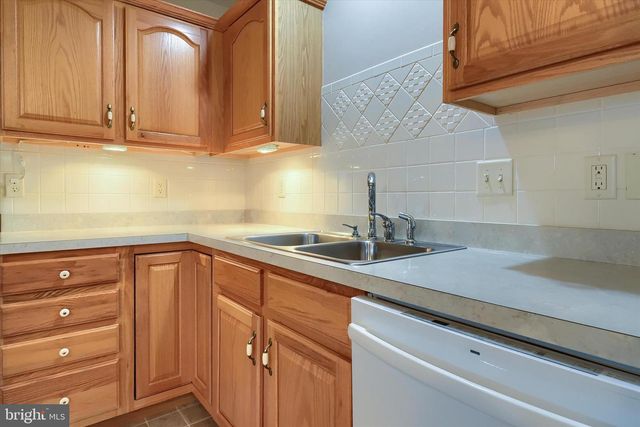 215 MEADOW LN, Harrisburg, PA 17112