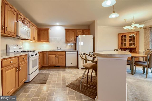 215 MEADOW LN, Harrisburg, PA 17112