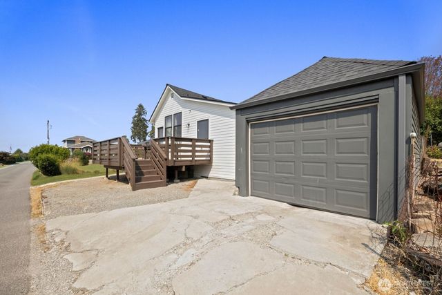 1315 S 7th St, Renton, WA 98057