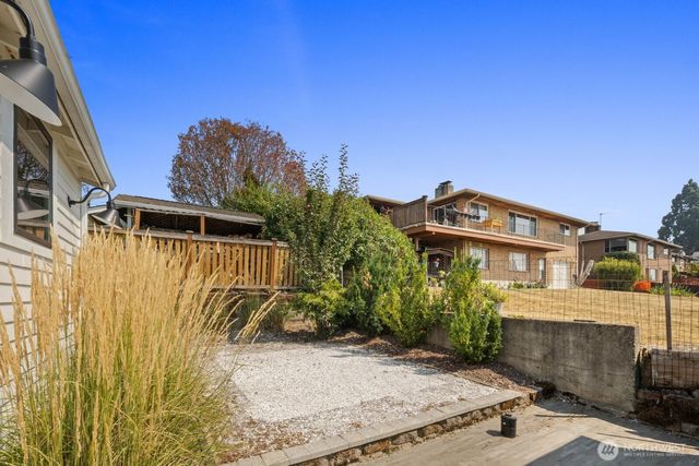 1315 S 7th St, Renton, WA 98057