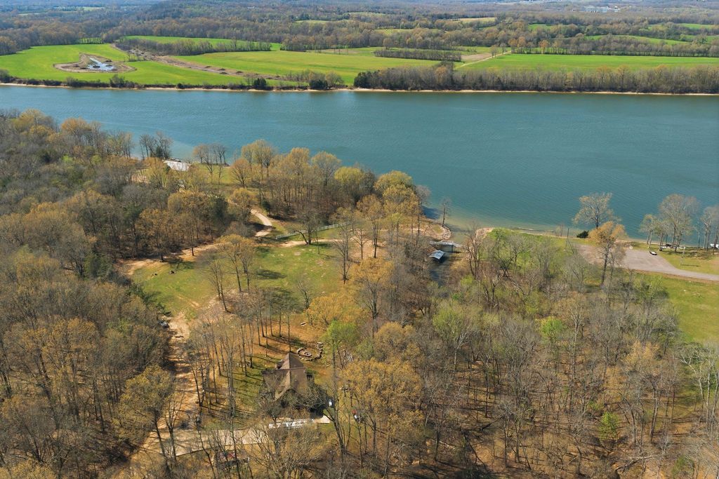 1118 Carrollville Landing Rd, Clifton, TN 38425