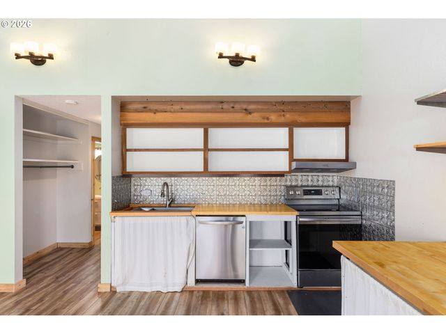 4 TOUCHSTONE 150, Lake Oswego, OR 97035