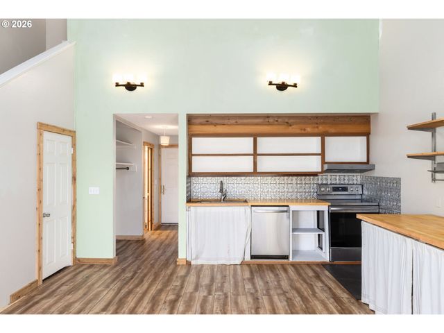 4 TOUCHSTONE 150, Lake Oswego, OR 97035