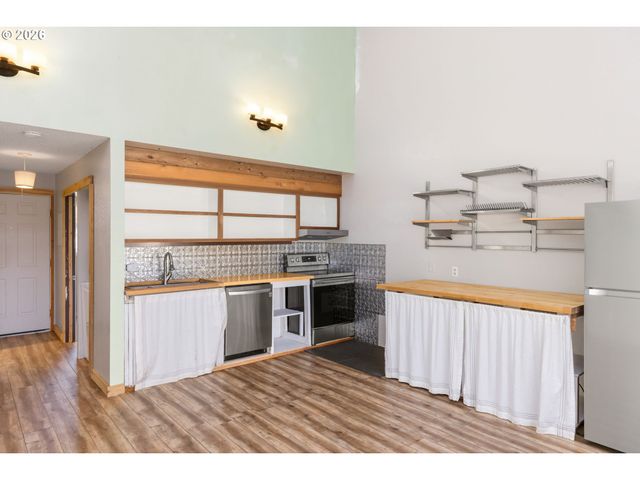 4 TOUCHSTONE 150, Lake Oswego, OR 97035